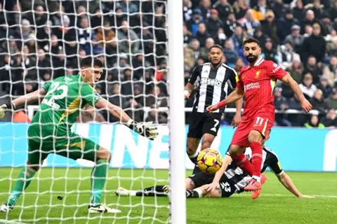 جدول مباريات اليوم.. أرسنال أمام تشيلسي.. قمة برشلونة وأتلتيكو.. وليفربول ضد نيوكاسل بنهائي كاراباو